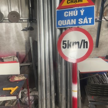 Biển cảnh báo quy định tốc độ, chú ý quan sát