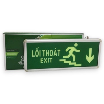 Đèn exit chỉ dẫn thoát hiểm xuống cầu thang bên phải