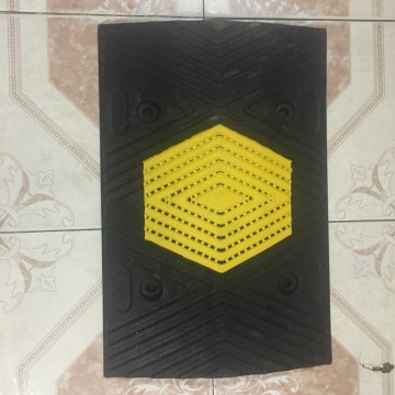 Gờ giảm tốc nhựa PVC chịu lực 50 tấn 