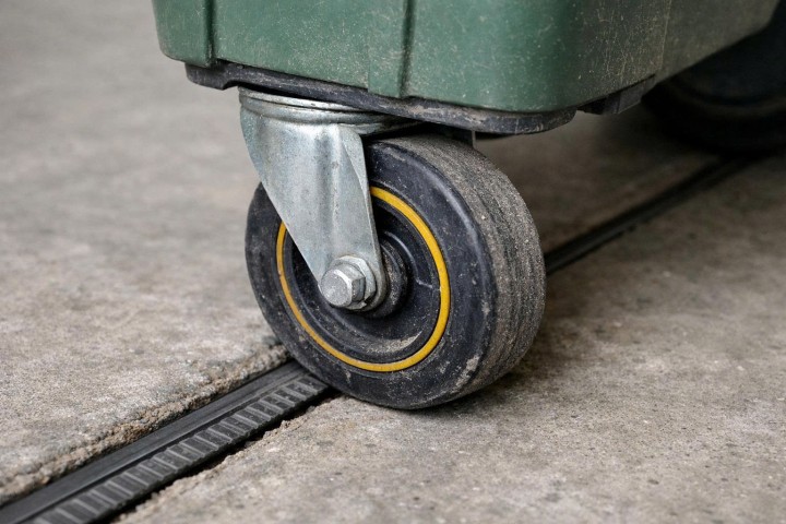 Tiêu chí chọn thùng rác có bánh xe cho kho hàng để giảm chi phí vận hành