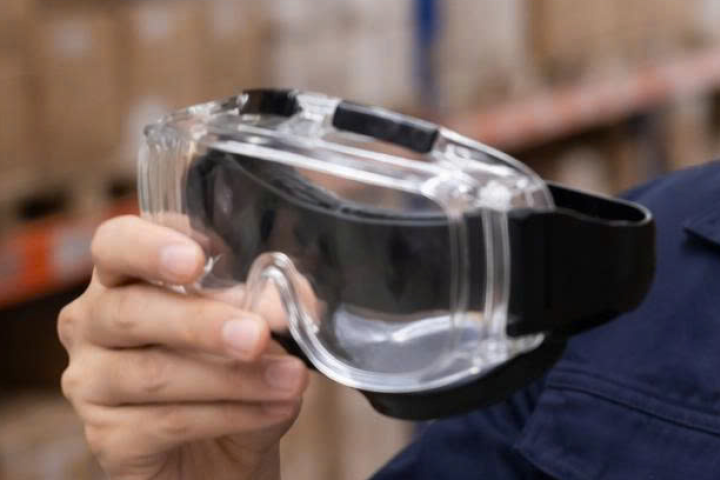 Đeo kính bảo hộ trong lao động: Khi nào là bắt buộc?