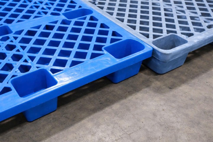 Pallet nhựa nhanh bạc màu có đáng lo không?