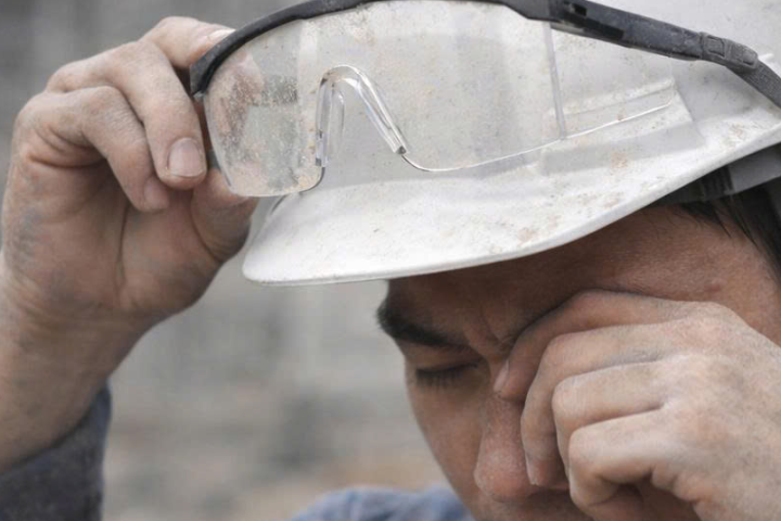 Rủi ro "âm thầm" đe dọa đôi mắt người lao động trong sản xuất