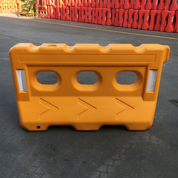 Dải phân cách nhựa chứa nước làm hàng rào chắn đường đua F1