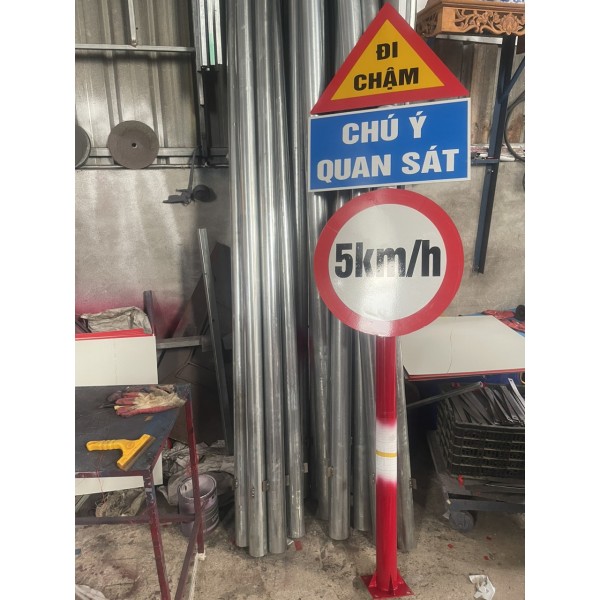 Biển cảnh báo quy định tốc độ, chú ý quan sát