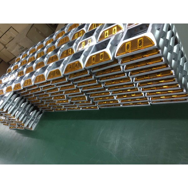 Đinh đường phản quang năng lượng mặt trời màu vàng