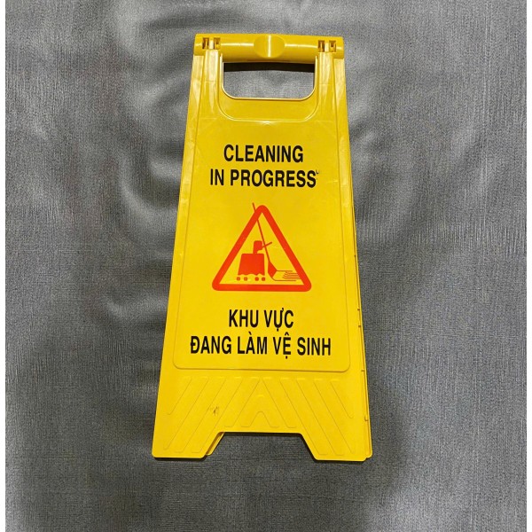 Biển bảng cảnh báo chữ A nội dung khu vực đang làm vệ sinh