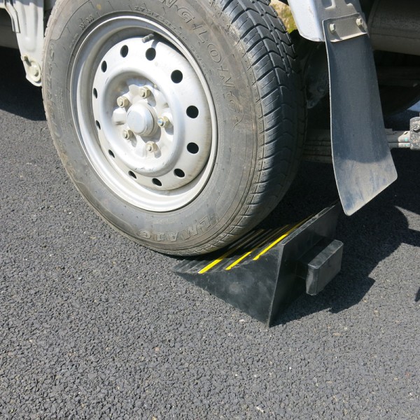 Bục Chặn lùi xe tam giác chất liệu cao su, có phản quang loại siêu bền