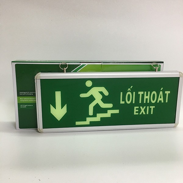 Đèn exit chỉ dẫn thoát hiểm xuống cầu thang bên trái