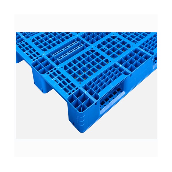 Pallet nhựa Nhật Quang kiểu dáng Pallet chân cốc màu xanh dương mã 01