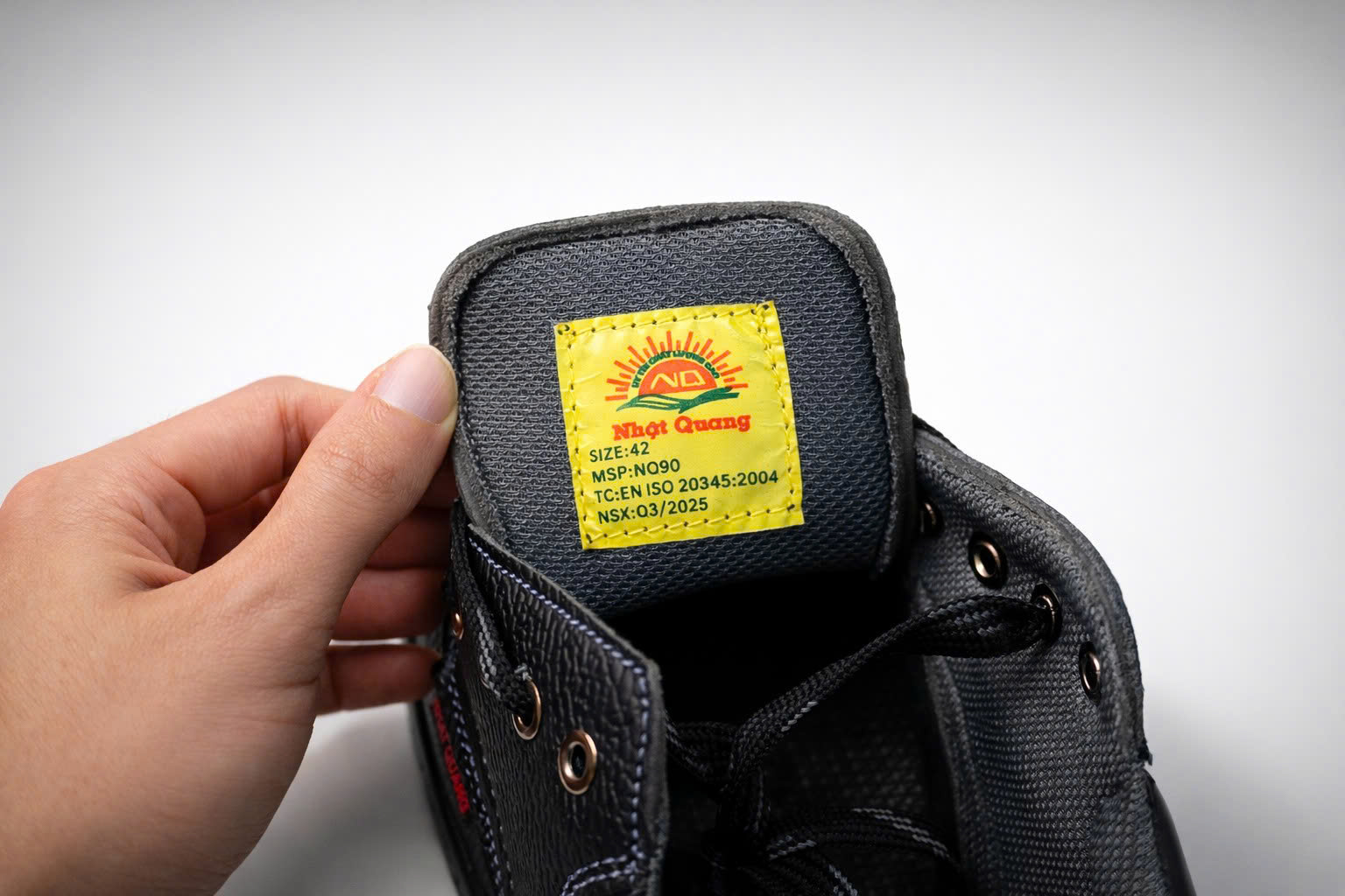 Kiểm tra giày bảo hộ trước khi sử dụng để đảm bảo an toàn