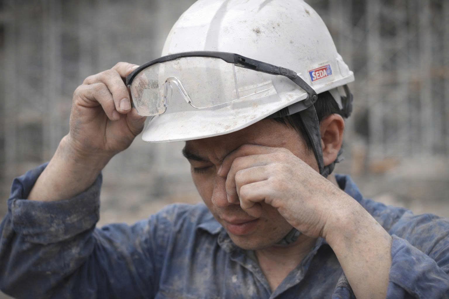 Hạt bụi mịn và mạt kim loại nhỏ bay trong không khí có thể vượt qua kính chống bụi, gây tổn thương mắt