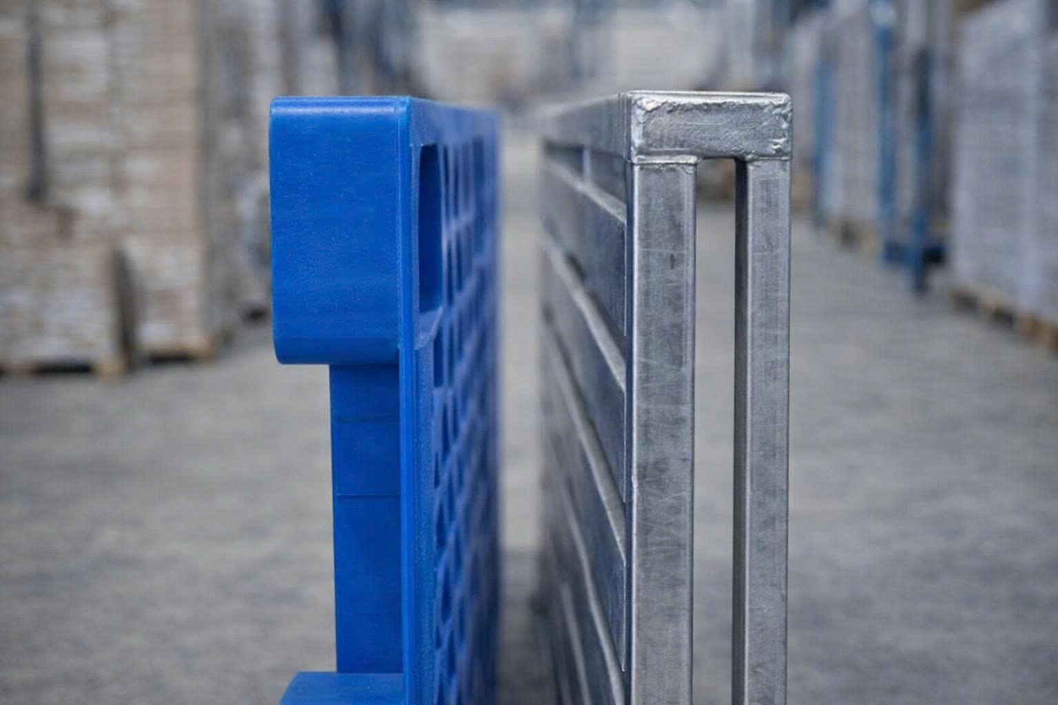 Pallet nhựa và pallet kim loại có những đặc tính khác nhau