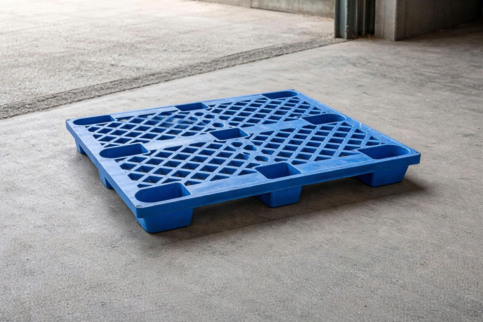 Pallet nhựa đặt gần khu vực có ánh sáng chiếu mạnh trong kho