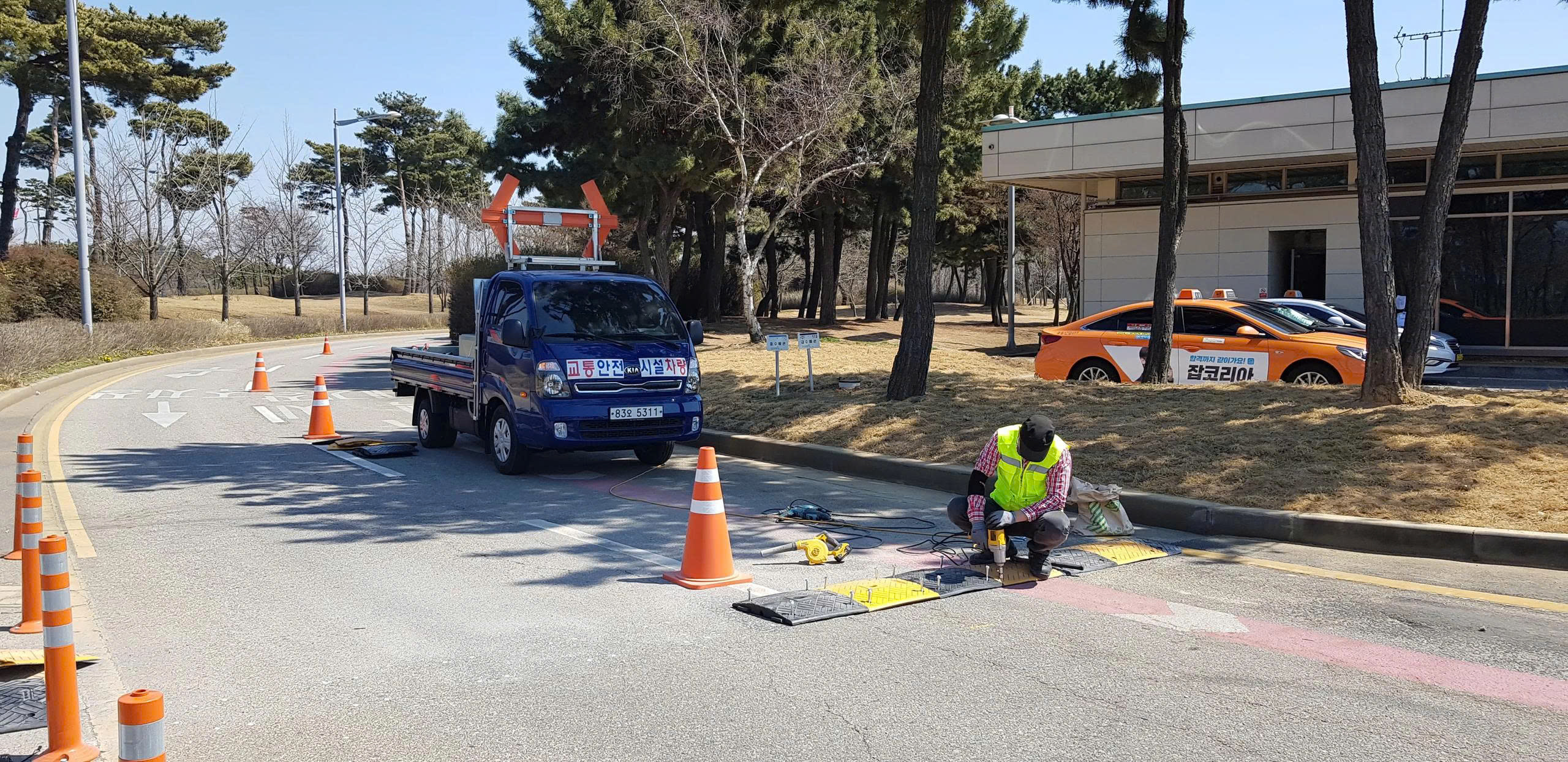 Cọc Tiêu nhựa TPU phân làn giao thông phản quang 75cm Nhật Quang